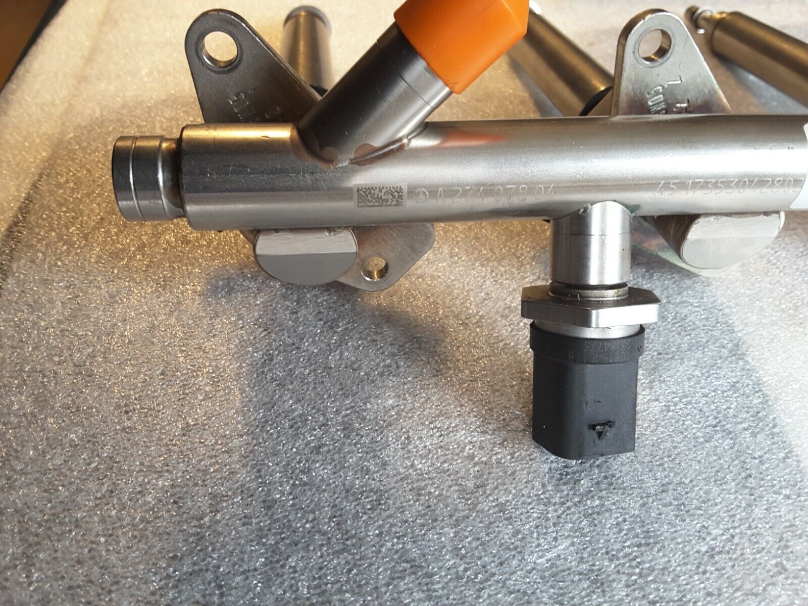 Einspritzleiste Einspritzdüsen Mercedes W176 W177 W178 M274 E100, A27407804 NEU.