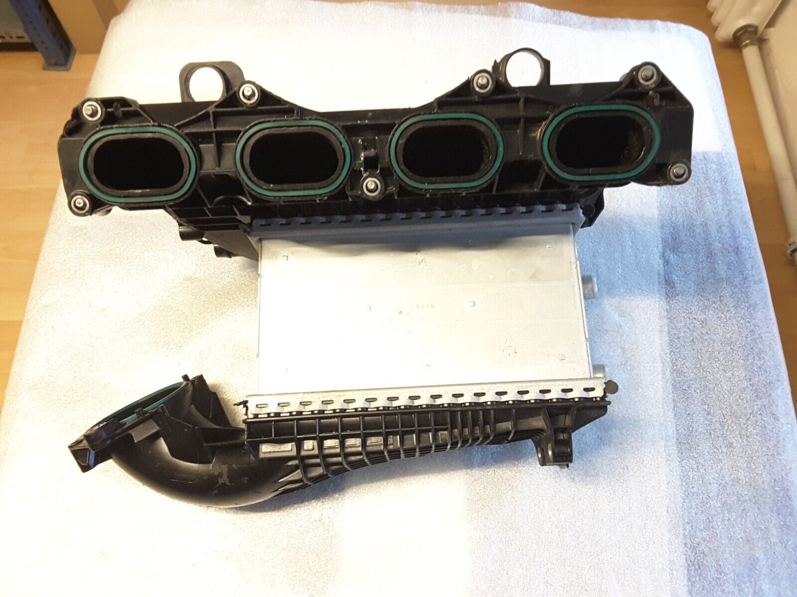 Ladeluftkühler MAHLE Original Mercedes Benz A2540903700, MK784003