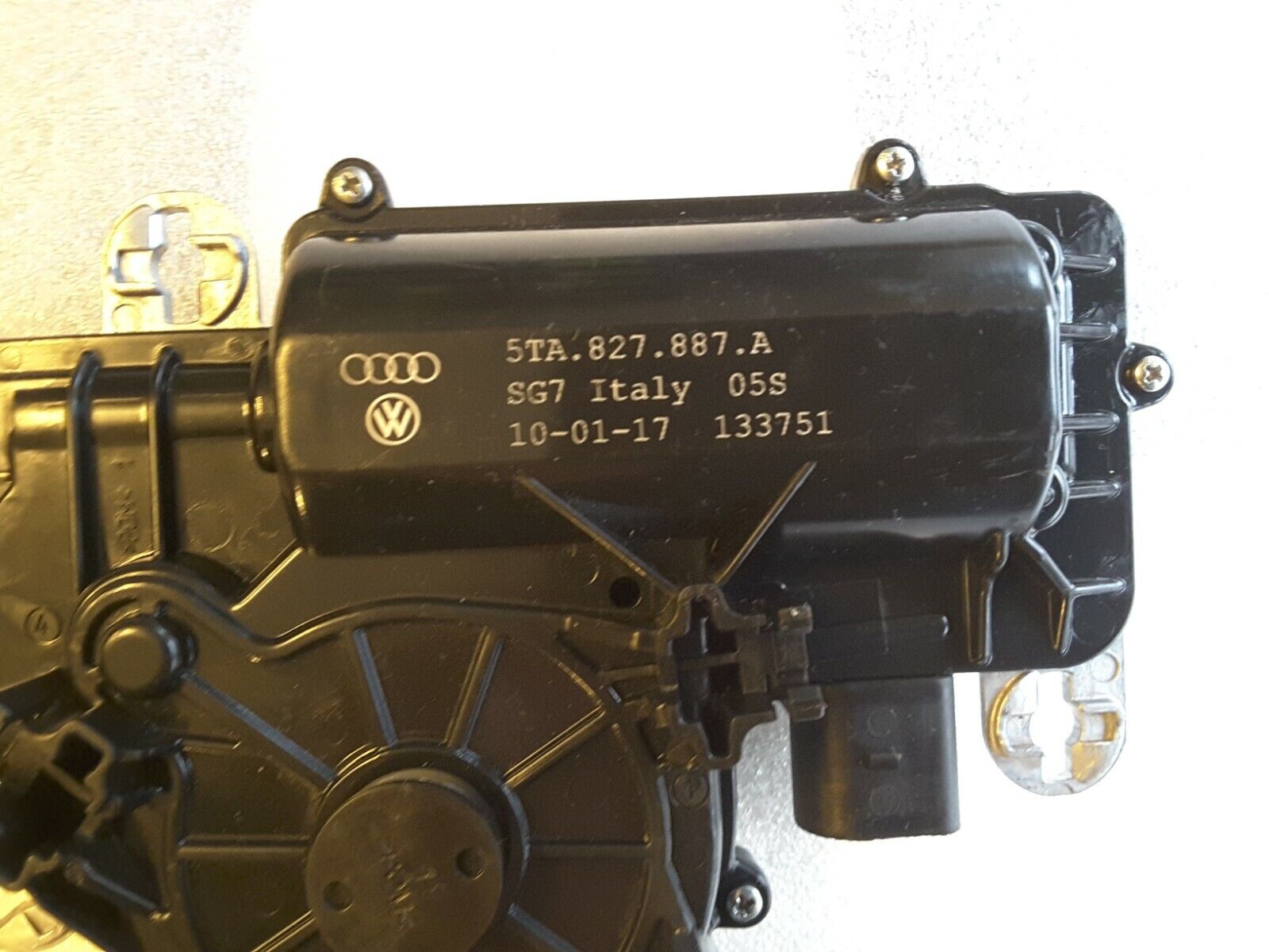 Stellmotor elektrische Zuziehilfe Heckklappe original Audi VW Touran 5TA827887A