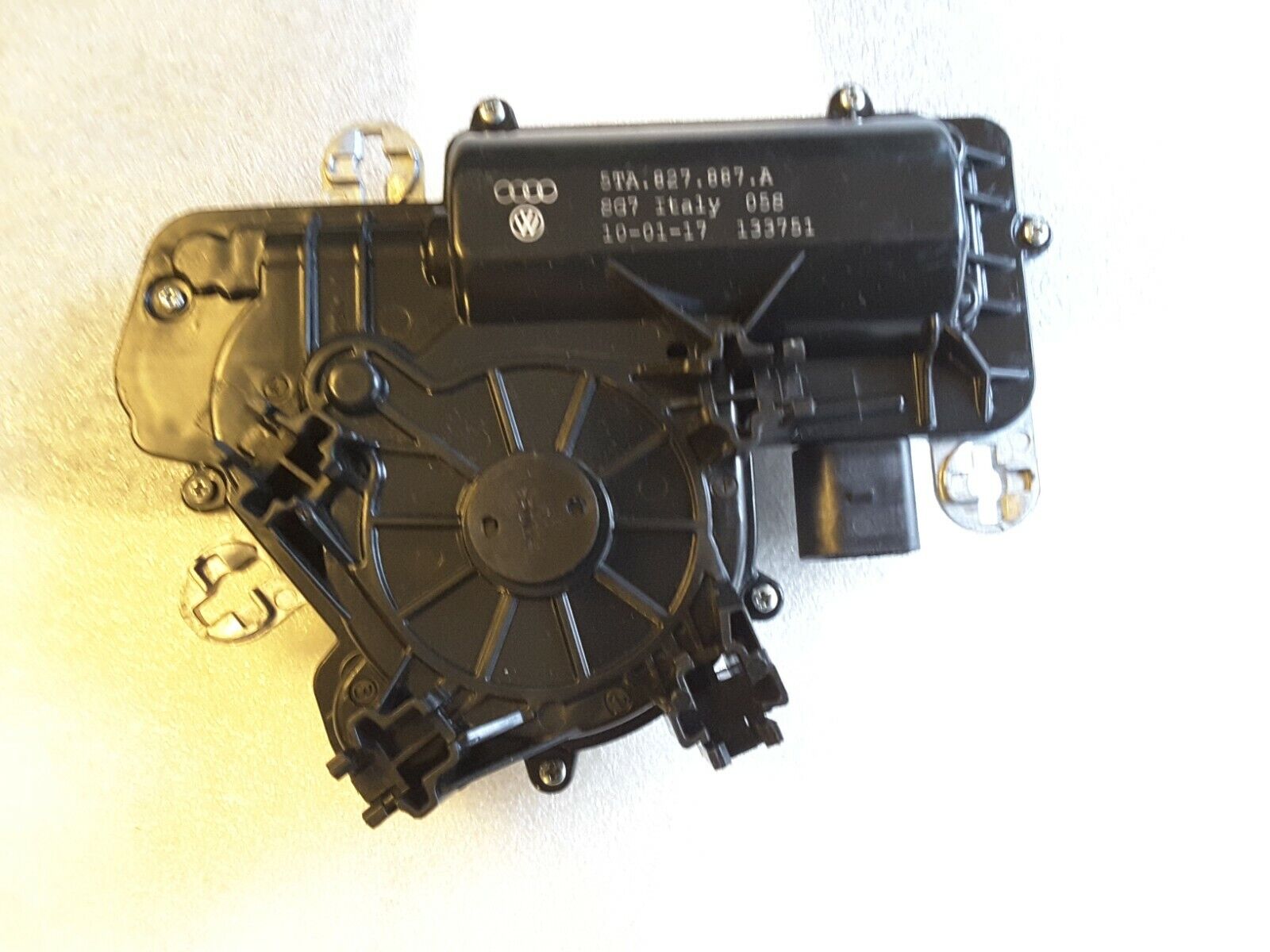 Stellmotor elektrische Zuziehilfe Heckklappe original Audi VW Touran 5TA827887A