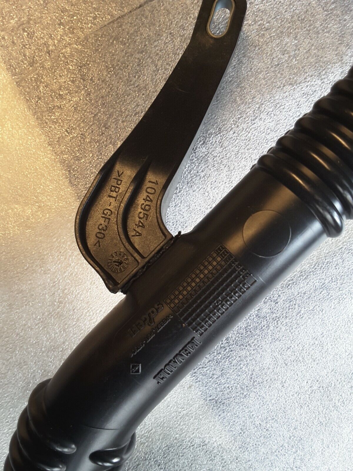 Ladeluftschlauch Original RENAULT Clio, Nissan Pulsar C13 104954A NEU.