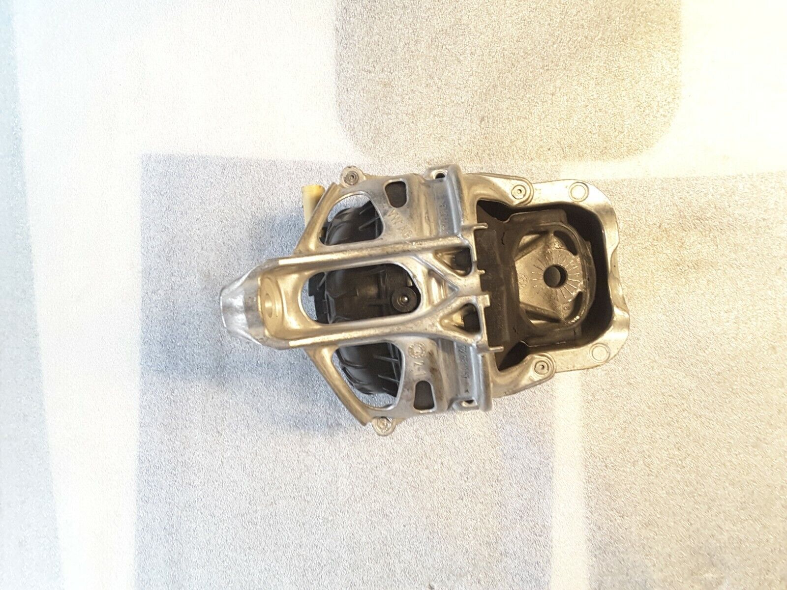 Motorhalter Motor holder Links Original VW, Audi 782215147917, 782215147919 NEU.