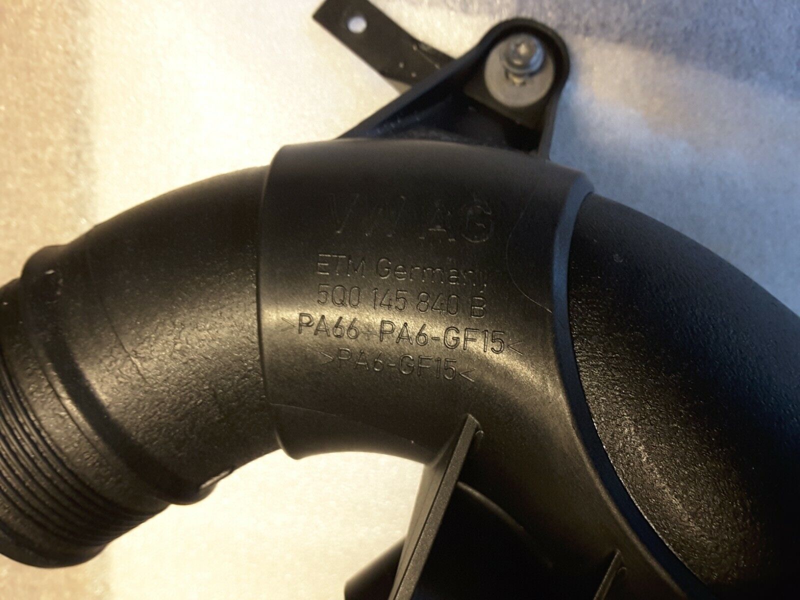 Ladeluftkühler Druckrohr Original VW, Audi A3 S3 Schlauch TFSI 5Q0145840B Neu.