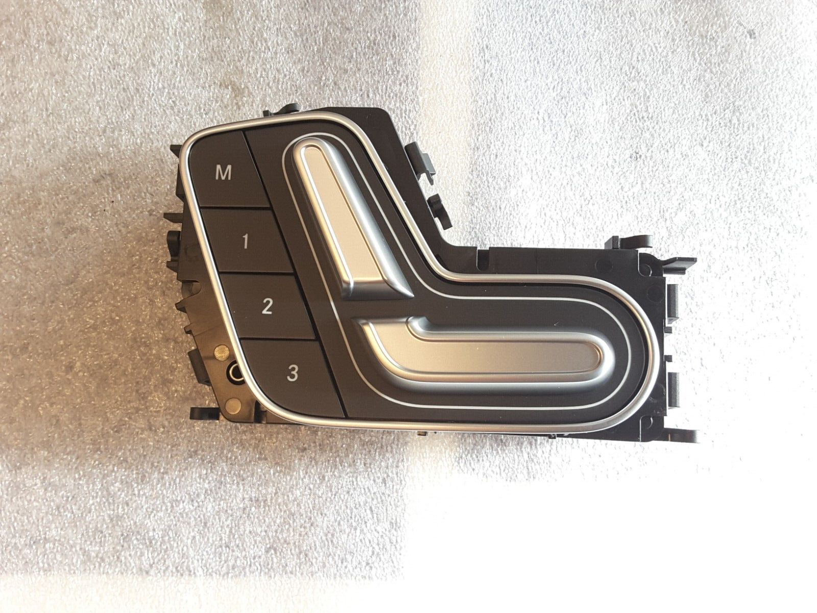 Schalter für den linken Vordersitz A1779056500 Mercedes W177 W118 W247 A1779056