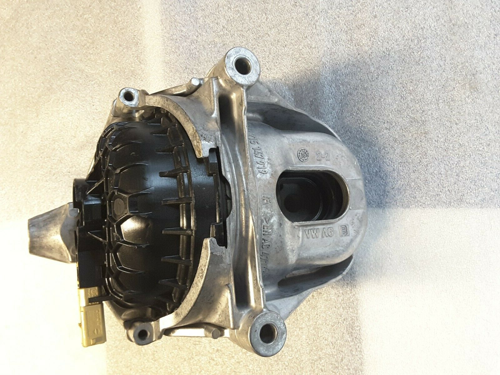 Motorhalter Motor holder Links Original VW, Audi 782215147917, 782215147919 NEU.