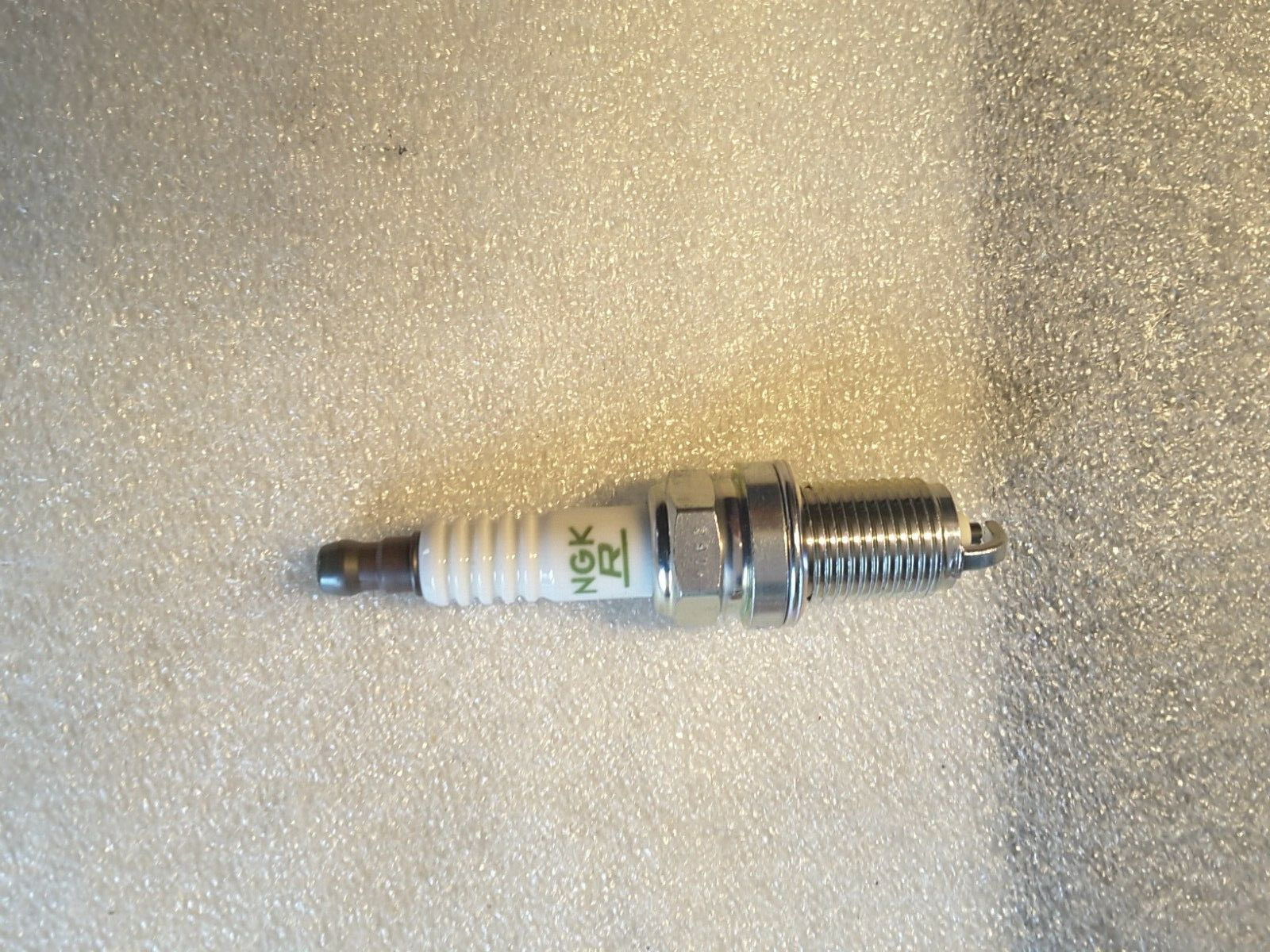 Zündkerze Original NISSAN Sunny 100NX Pathfinder Terrano 22401-53J06 NEU.